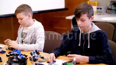<strong>十二岁</strong>的男孩，从立方体、盘子、电路、电线中扮演设计师。 小发明家创造机器人，机器来自